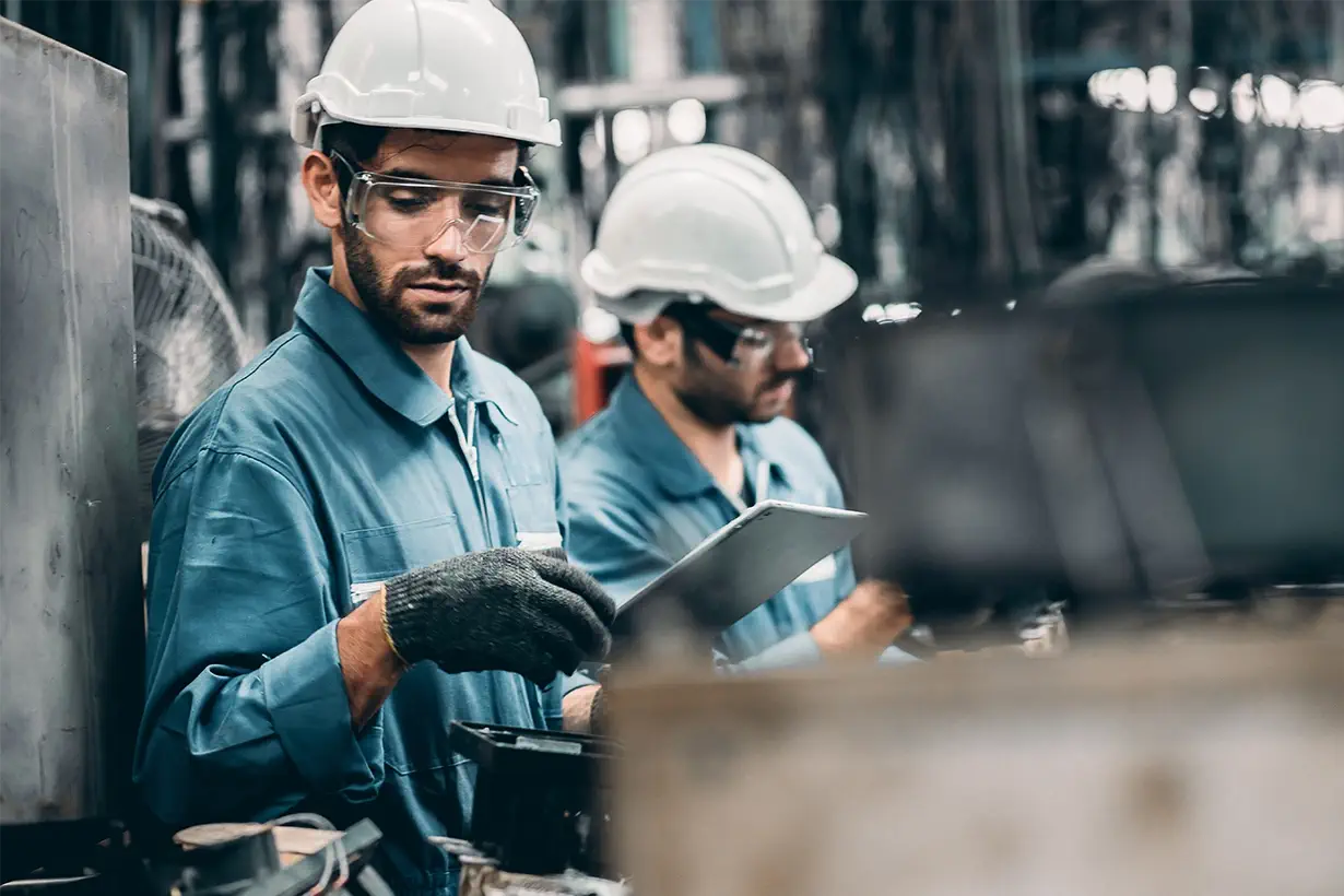 Travailleurs dans une usine suivant des procédures de gestion environnementale